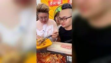 娱乐吃瓜酱吃饭视频,揭秘网红美食短视频背后的故事